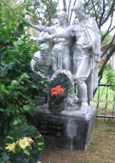 д. Новоселки Белыничского р-на. Памятник, установленный на братской могиле, в которой похоронено 3 партизана, погибших в 1944 г.
