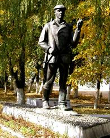 г. Кличев. Памятник, установленный в 1993 году Герою Советского Союза Ф.И. Ковалеву, командиру группы подрывников 255 партизанского отряда.