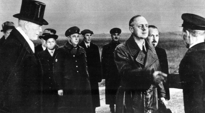 Иоахим Риббентроп на аэродроме. Москва. 1939 г.