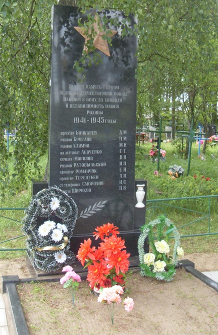 д. Махово Могилевского р-на. Братская могила на сельском кладбище, в которой похоронено 75 воинов, в т.ч. 64 неизвестных.
