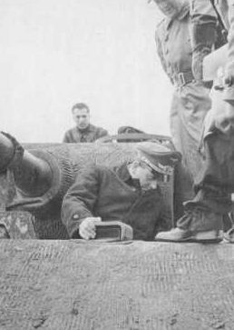 Альберт Шпеер на испытаниях танка «Пантера». 1943 г.