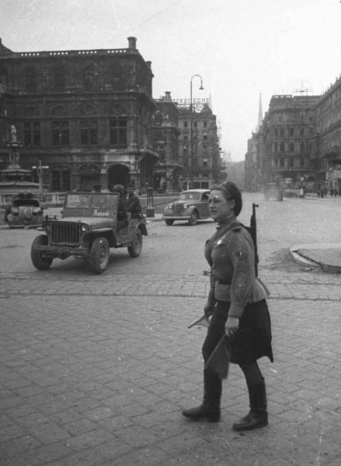 На улицах города. Апрель 1945 г.