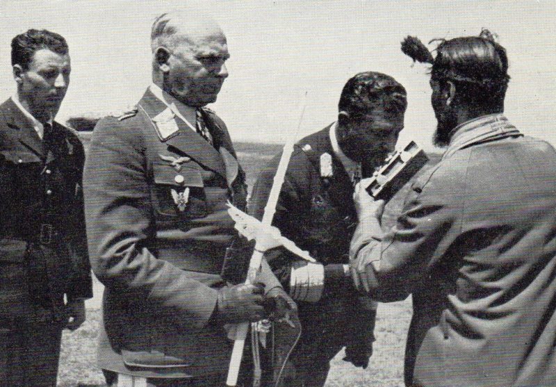 Отто Деслох со священником благословляют пилотов. 1941 г.