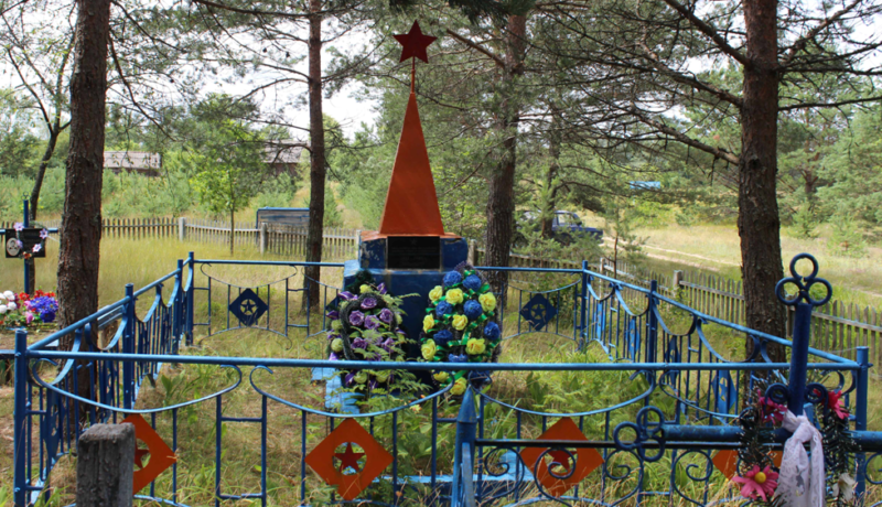 д. Монастырек Чериковского р-на. Памятник на братской могиле, в которой похоронено 6 неизвестных советских воинов.