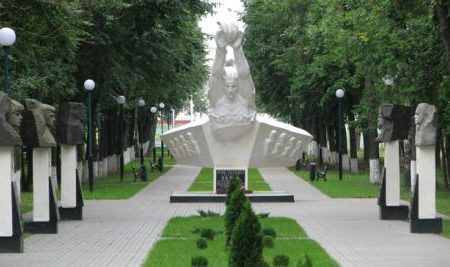 п. Круглое. Памятник подпольщикам, установленный на Алее Героев. 