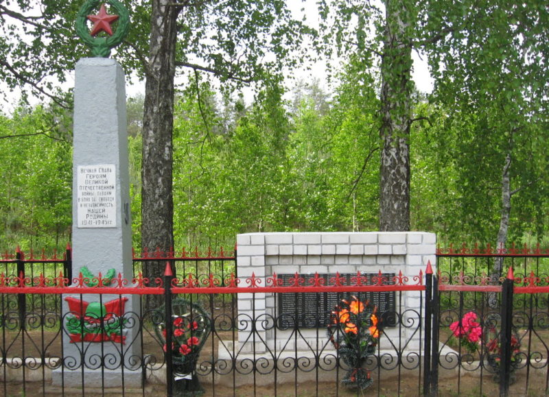 д. Залитобичи Кировского р-на. Памятник, установленный на братской могиле, в которой похоронено 132 советских воинов, в т.ч. 14 неизвестных, погибших в 1944 году.