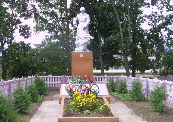 д. Ходосы Мстиславского р-на. Памятник установлен в 1960 году на братской могиле, в которой похоронено 185 советских воинов, погибших в годы войны. 