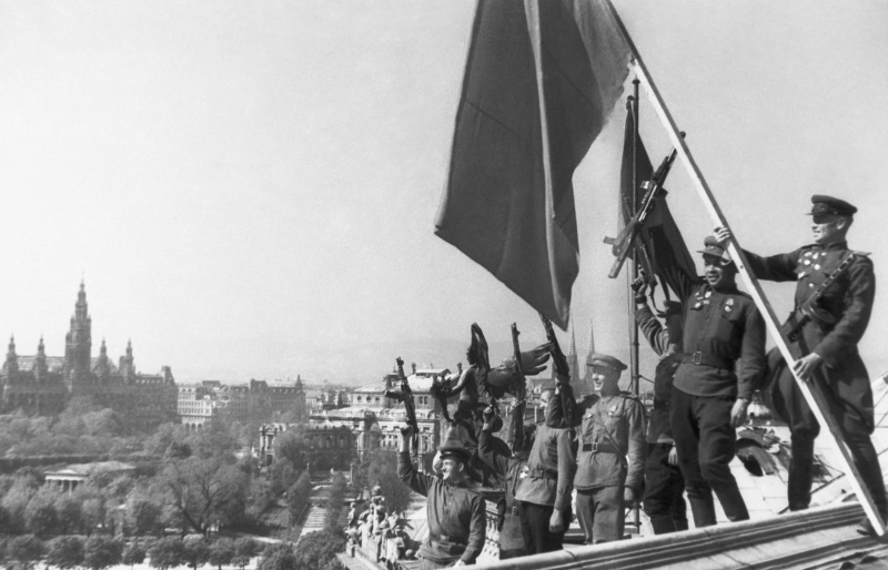 Красное знамя над городом. Апрель 1945 г.