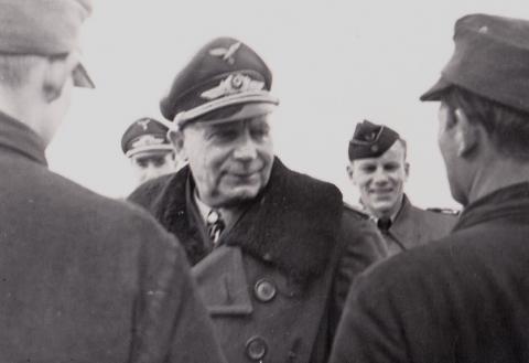Отто Деслох с пилотами. 1942 г.