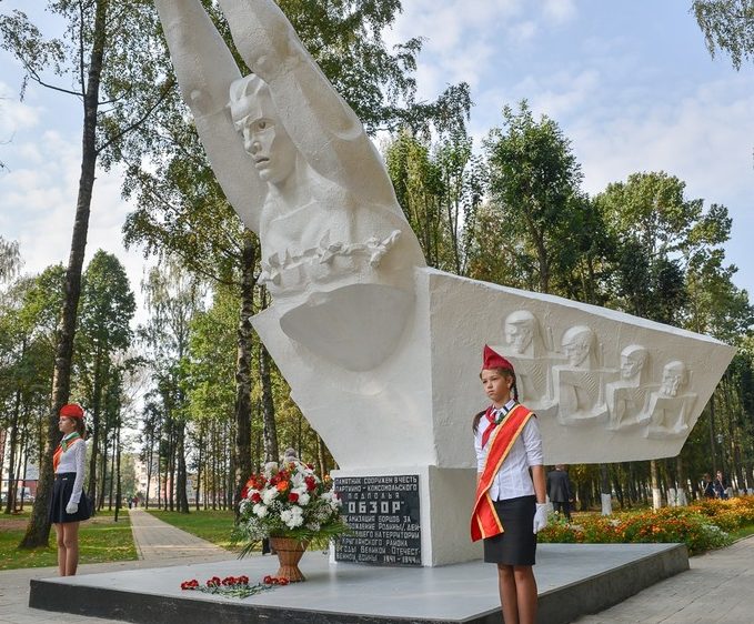 п. Круглое. Памятник подпольщикам, установленный на Алее Героев. 