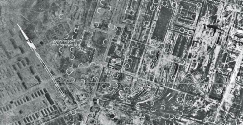 Аэрофотоснимок ГАЗа, сделанный 8 июня 1943 г. самолетом-разведчиком Ju-88 из 1-й эскадрильи Aufkl.Gr.100. Кругом отмечены прямые попадания тяжелых авиабомб в цеха, полукругом – места взрывов бомб на открытой местности, пунктирной линией – полностью уничтоженные и выгоревшие цеха 109.