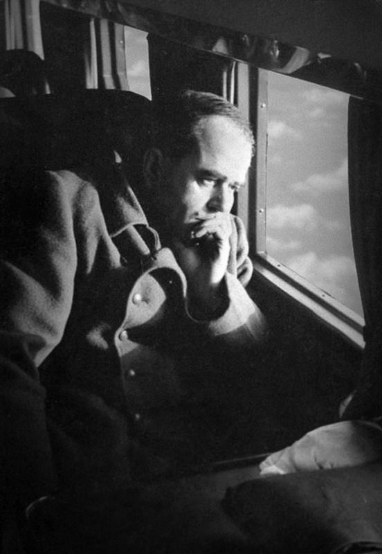 Альберт Шпеер в самолете во время инспекционной поездки. 1943 г.