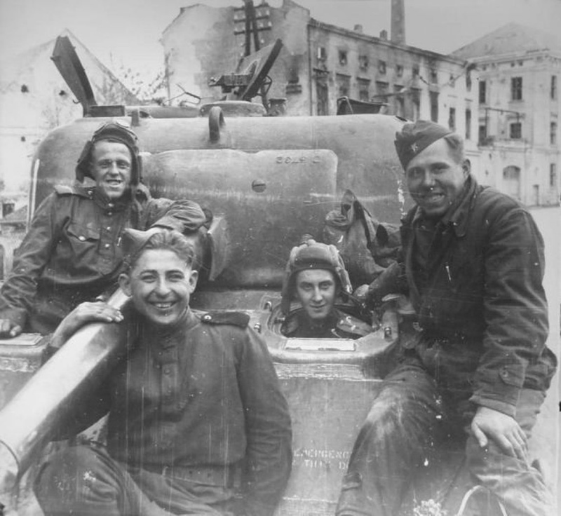 Совесткие танкисты в городе. Май 1945 г.