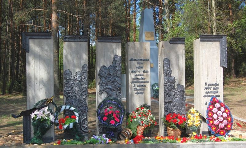 п. Глуск. Памятник на Мыслочанской горе 3 тысячам расстрелянным 2 декабря 1941 года евреям – узникам гетто и советским военнопленным.