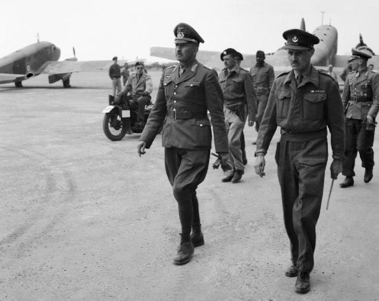 Ганс Юрген Арним на аэродроме в Северной Африке. 1943 г.