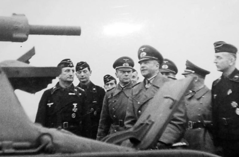 Вальтер Браухич у трофейного танка Somua S-35. 1941 г.