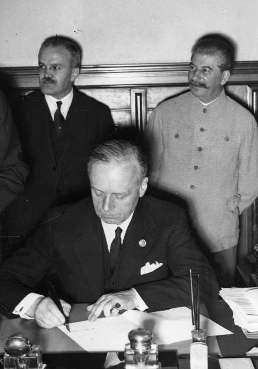 Иоахим Риббентроп во время подписания Германо-советского договора. Москва. 1939 г.