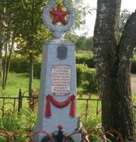 д. Капустино Кировского р-на. Памятник, установленный на братской могиле, в которой похоронено 13 советских воинов, в т.ч. 11 неизвестных, погибших в годы войны. 