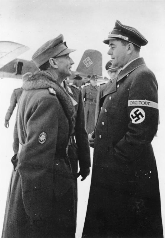 Альберт Шпеер и Эдуард Диетл в аэропорту Финляндии. 1944 г.