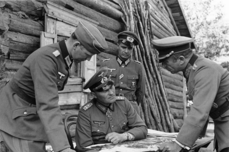 Эрих Гёпнер и генерал-майор Франц Ландграф. Окрестности Ленинграда. 1941 г.
