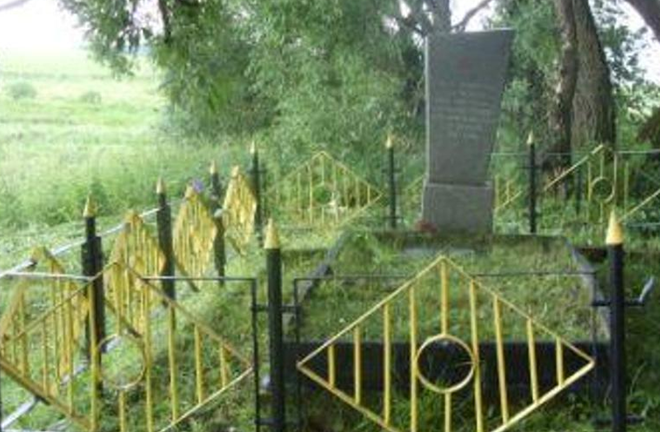 д. Шамово Мстиславского р-на. Памятник установлен в 1975 году на братской могиле, в которой похоронено 500 жертв нацистов, в т.ч. 284 неизвестных, погибших в годы войны.