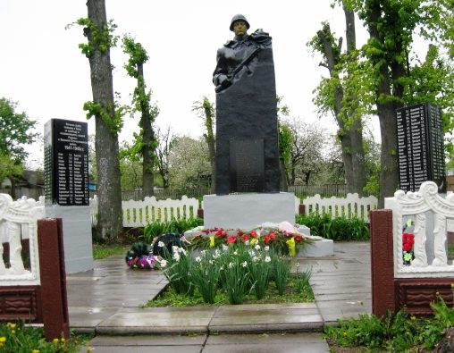 д.Тетерин Круглянского р-на. Памятник был установлен в 1961 году на братской могиле, в которой похоронено 23 советских воина757-го стрелкового полка 222-й стрелковой дивизии 49 армии 2-го Белорусского фронта, погибших в 1944 году. 