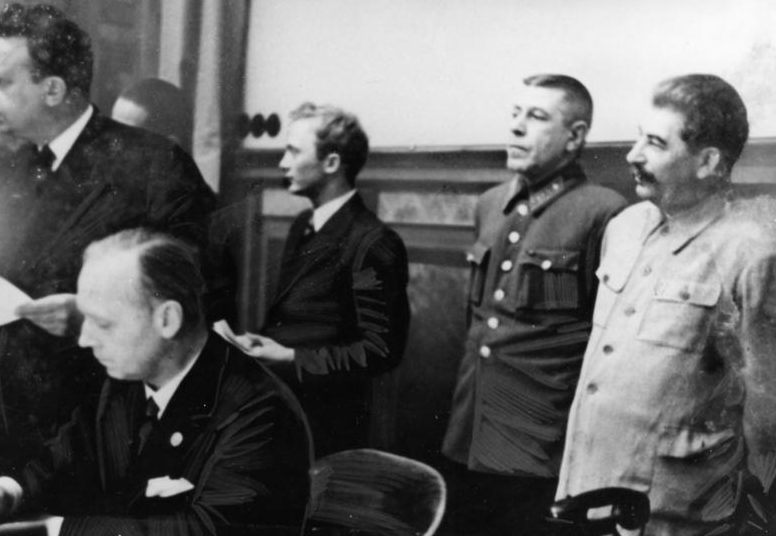 Иоахим Риббентроп во время подписания Германо-советского договора. Москва. 1939 г.