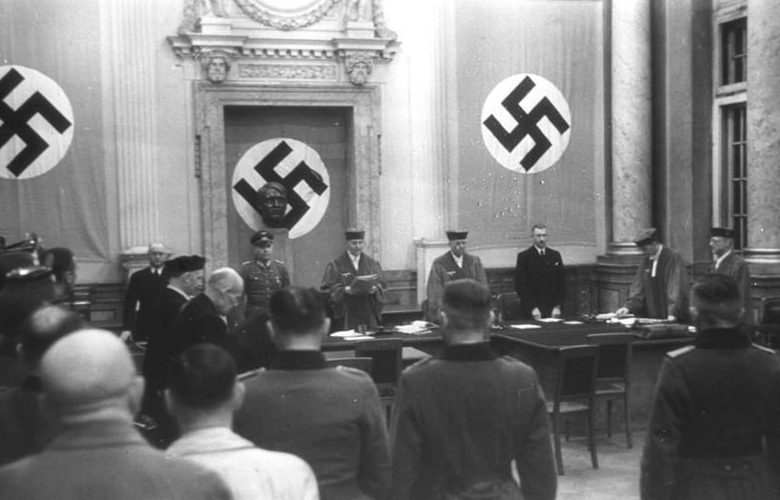 Роланд Фрейслер в заседании Народного суда после покушения гна Гитлера. 1944 г.