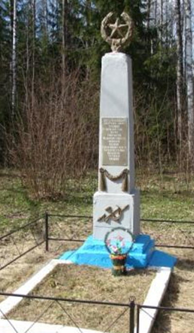 д. Секерка Белыничского р-на. Памятник, установленный на братской могиле, в которой похоронено 6 работников связи, погибших 27 июня 1941 года. 