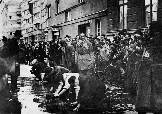 Венские евреи смывают «следы независимости» на брусчатке города. Март 1938 г.