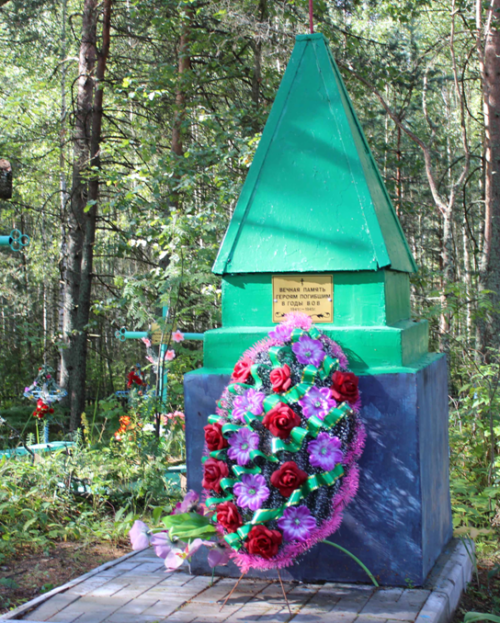 д. Пыльня Чериковского р-на. Памятник на сельском кладбище, установлен на братской могиле советских воинов.