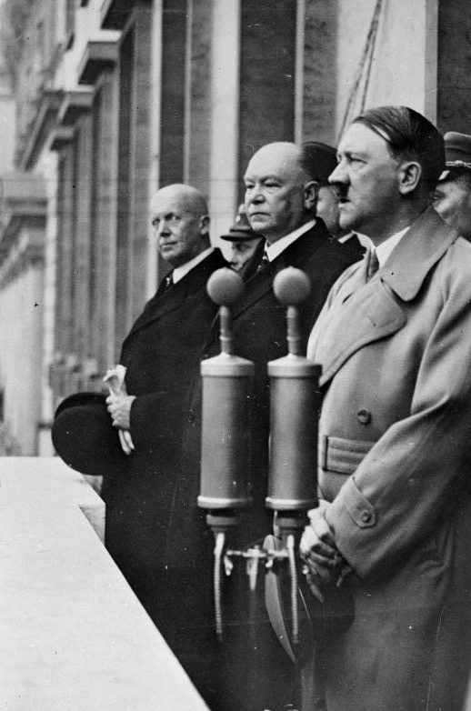Генрих Дорпмюллер, Адольф Гитлер и Ганс Ламерс. 1937 г.