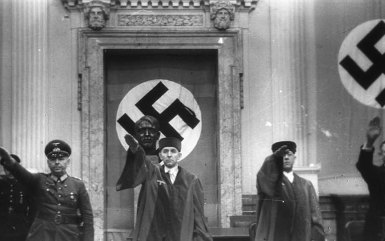 Роланд Фрейслер в заседании Народного суда после покушения гна Гитлера. 1944 г.
