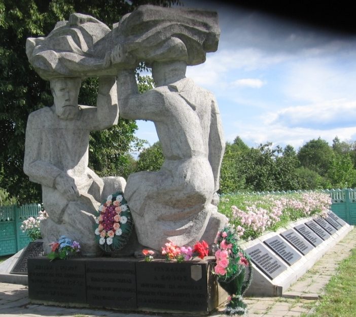 д. Бозок Осиповичского р-на. Мемориал «Родители» был построен в 1980 году на месте братской могилы, в которой похоронено 299 мирных жителей, воинов и партизан, в т.ч. 8 неизвестных, расстрелянных и сожженных 9 мая 1944 года. 