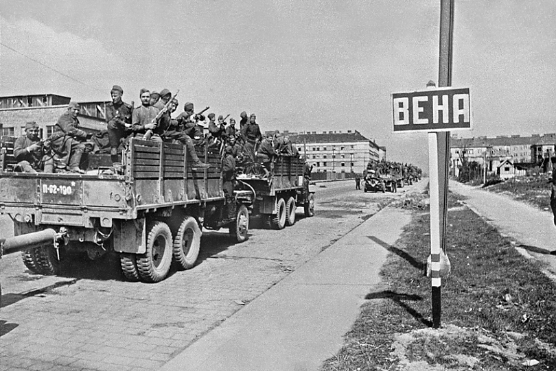 Красная Армия на улицах города. Май 1945 г. 