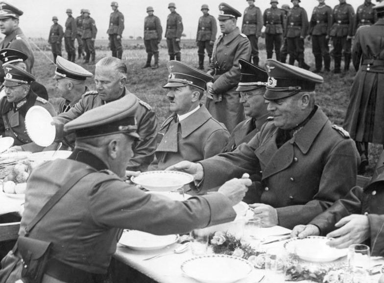 Гейнц Гудериан, Адольф Гитлер, Вильгельм Кейтель, Конрад Генлейн, Вальтер фон Райхенау, Генрих Гиммлер после захвата Судетской области. 1938 г.