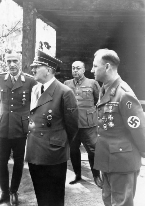 Виктор Лютце и Адольф Гитлер. 1942 г.