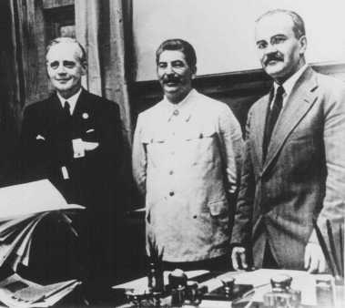 Иоахим Риббентроп, Иосиф Сталин и Вячеслав Молотов. Москва. 1939 г.
