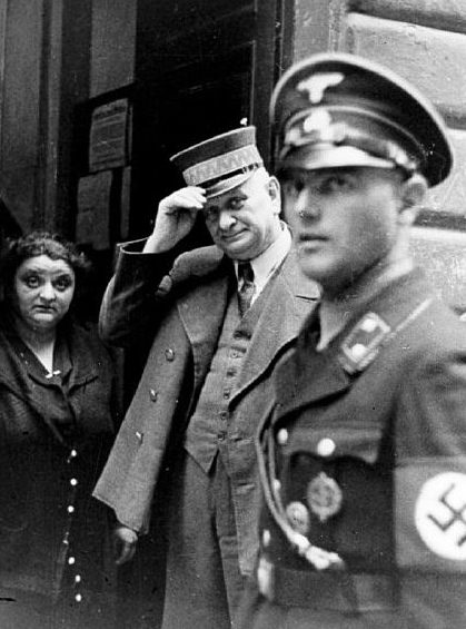 Полиция и офицеры СС у входа в офис еврейской общины. 1938 г. 
