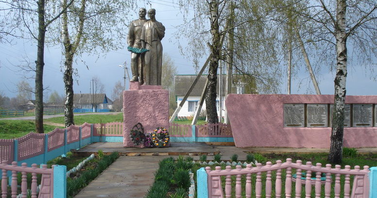 д. Удога Чериковского р-на. Памятник на братской могиле, в которой похоронено 86 советских воинов, погибших в 1943 году. 