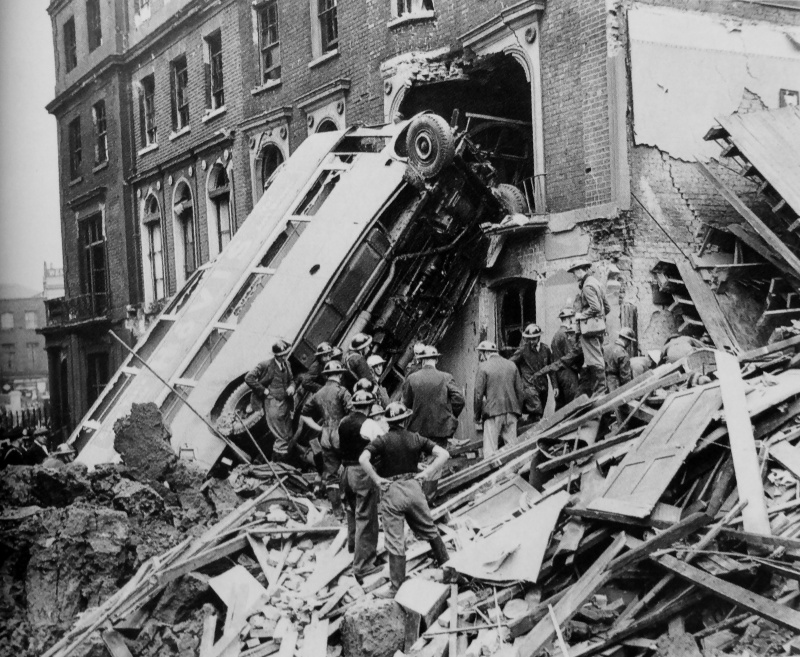 Автобус, опрокинутый взрывом. 9 сентября 1940 г.
