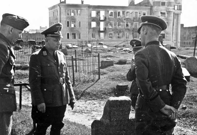 Вильгельм Кубе на польском кладбище в минске. 1943 г.