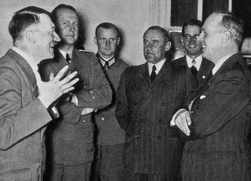 Иоахим Риббентроп и Адольф Гитлер после подписания советско-германсского пакта. 1939 г.