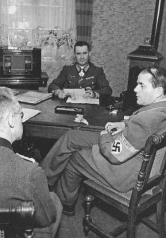 Альберт Шпеер и Густав Цанген на Западном фронте. 1944 г.