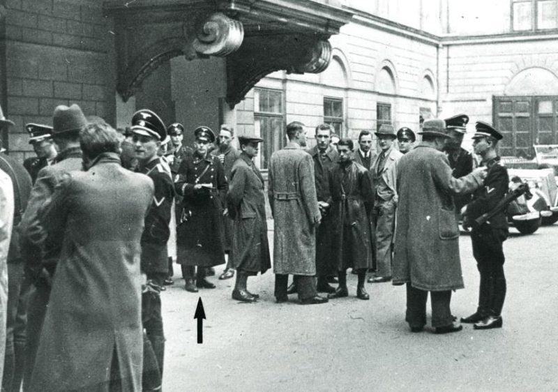 Полиция и офицеры СС у входа в офис еврейской общины. 1938 г.