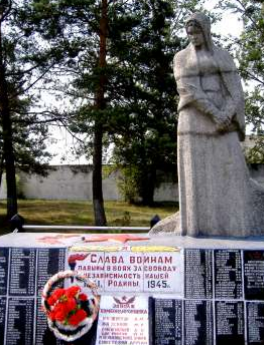 д. Клетное Глусского р-на. Памятник, установленный на братской могиле, в которой похоронено 16 советских воинов и партизан, в т.ч. 9 неизвестных, погибших в годы войны.
