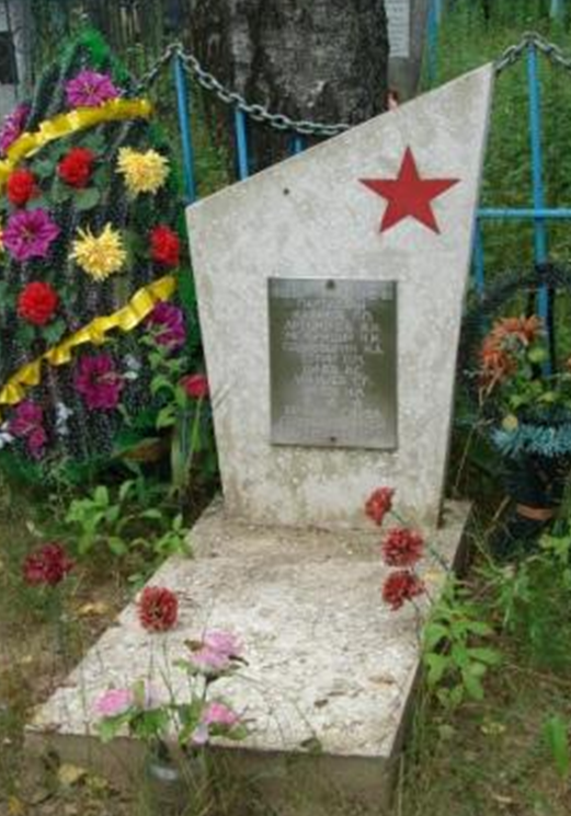 д. Техтин Белыничского р-на. Братская могила на кладбище, в которой похоронено 7 партизан, погибших в 1943-1944 годах. 