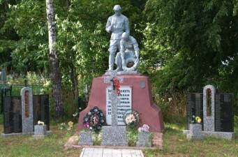 д. Козуличи Кировского р-на. Памятник, установленный на братской могиле, в которой похоронено 318 советских воинов, в т.ч. 71 неизвестный, погибших в годы войны. 