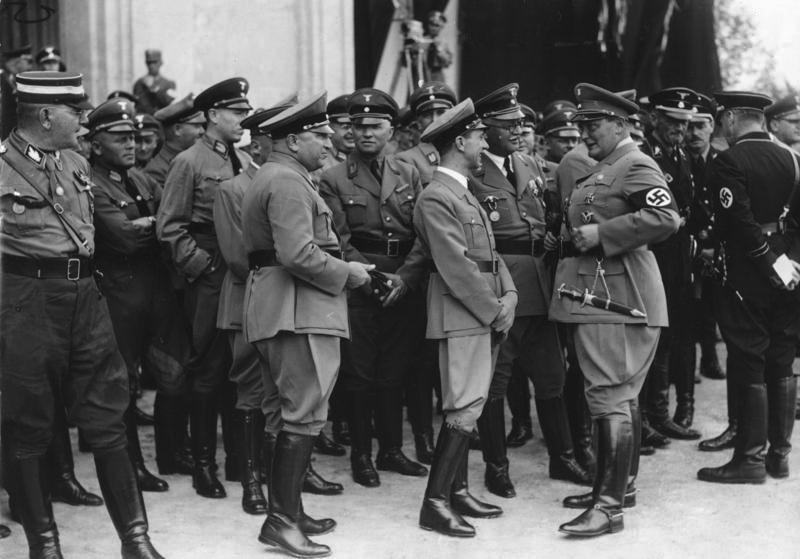 Франц Шварц в числе участников съезда НСДАП. 1936 г.