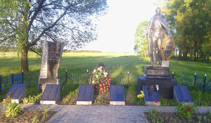 д. Селец Могилевского р-на. Братская могила, в которой похоронено 123 воинов, в т.ч. 80 неизвестных.